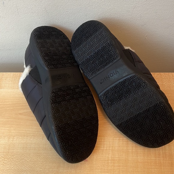 Vionic Tranquil Black Quilted Nylon Shearling Lined Slipper - New - Picture 6 of 9